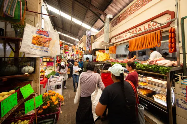 Cholula, Meksika; 1 Ocak 2025: Cosme del Razo belediye pazarında gıda tezgahları ve festival atmosferi.