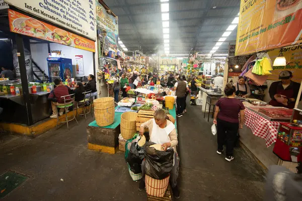 Cholula, Meksika; 1 Ocak 2025: Cosme del Razo belediye pazarında gıda tezgahları ve festival atmosferi.