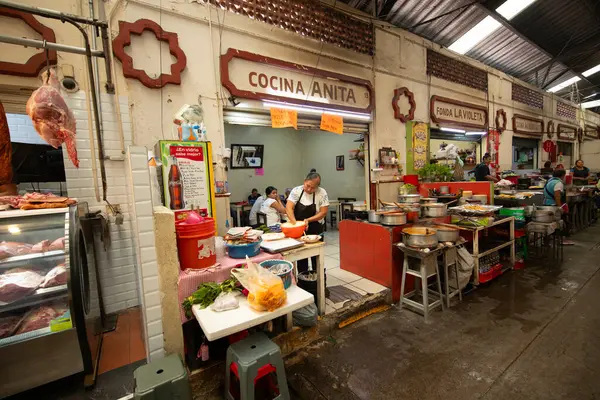 Cholula, Meksika; 1 Ocak 2025: Cosme del Razo belediye pazarında gıda tezgahları ve festival atmosferi.