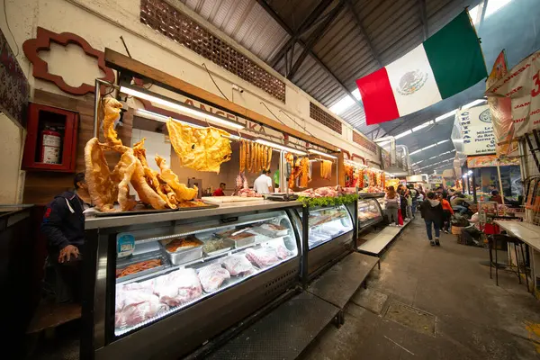 Cholula, Meksika; 1 Ocak 2025: Cosme del Razo belediye pazarında gıda tezgahları ve festival atmosferi.