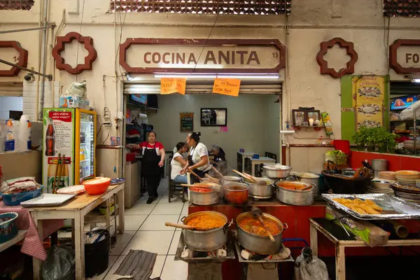 Cholula, Meksika; 1 Ocak 2025: Cosme del Razo belediye pazarında gıda tezgahları ve festival atmosferi.