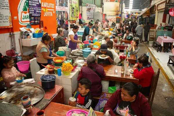 Cholula, Meksika; 1 Ocak 2025: Cosme del Razo belediye pazarında gıda tezgahları ve festival atmosferi.