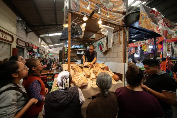 Cholula, Meksika; 1 Ocak 2025: Cosme del Razo belediye pazarında gıda tezgahları ve festival atmosferi.