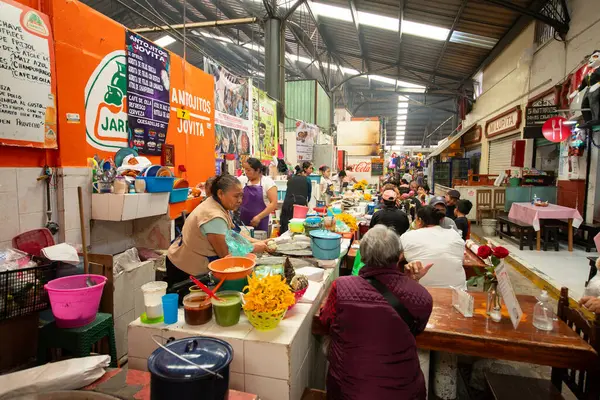 Cholula, Meksika; 1 Ocak 2025: Cosme del Razo belediye pazarında gıda tezgahları ve festival atmosferi.