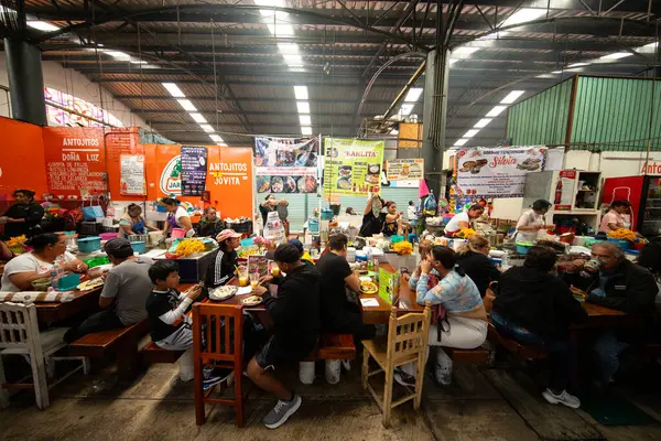 Cholula, Meksika; 1 Ocak 2025: Cosme del Razo belediye pazarında gıda tezgahları ve festival atmosferi.