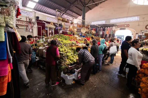 Cholula, Meksika; 1 Ocak 2025: Cosme del Razo belediye pazarında gıda tezgahları ve festival atmosferi.
