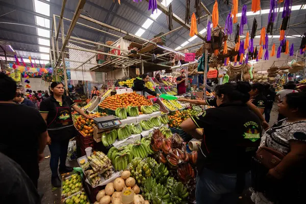 Cholula, Meksika; 1 Ocak 2025: Cosme del Razo belediye pazarında gıda tezgahları ve festival atmosferi.