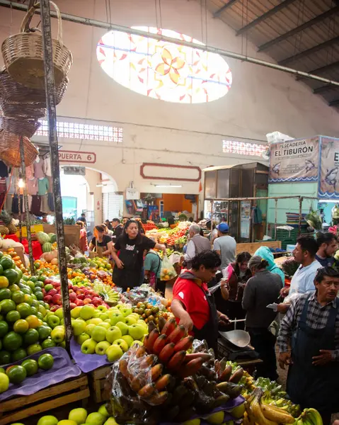 Cholula, Meksika; 1 Ocak 2025: Cosme del Razo belediye pazarında gıda tezgahları ve festival atmosferi.