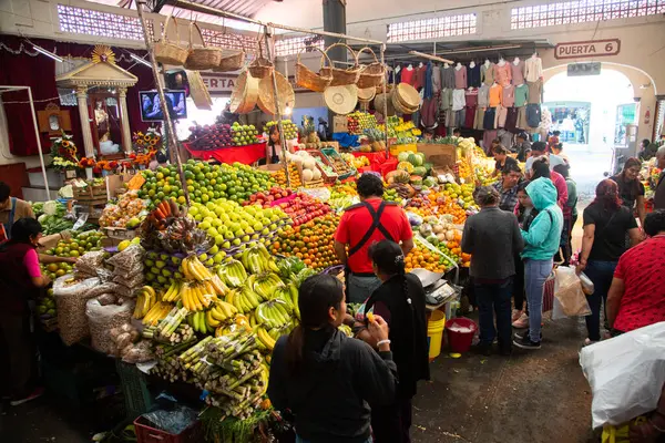 Cholula, Meksika; 1 Ocak 2025: Cosme del Razo belediye pazarında gıda tezgahları ve festival atmosferi.