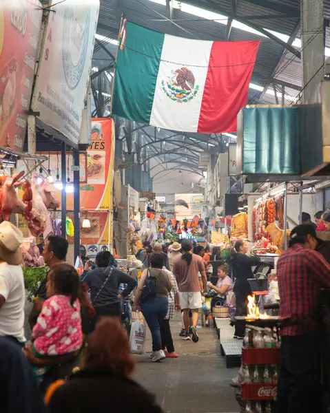 Cholula, Meksika; 1 Ocak 2025: Cosme del Razo belediye pazarında gıda tezgahları ve festival atmosferi.