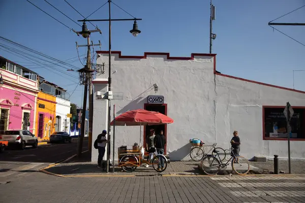 Cholula, Meksika; 1 Ocak 2025: Meksika 'daki büyülü Cholula kasabasının renkli evleri ve caddelerinin manzarası.