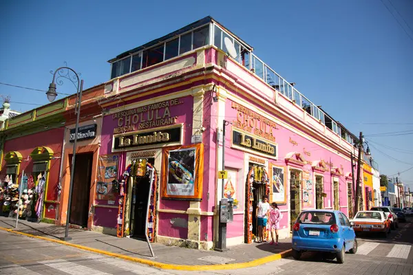 Cholula, Meksika; 1 Ocak 2025: Meksika 'daki büyülü Cholula kasabasının renkli evleri ve caddelerinin manzarası.