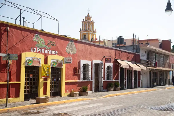 Cholula, Meksika; 1 Ocak 2025: Meksika 'daki büyülü Cholula kasabasının renkli evleri ve caddelerinin manzarası.