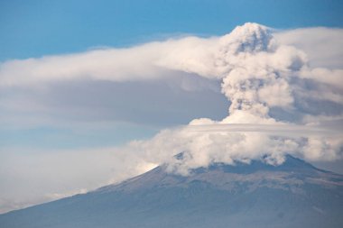 Meksika 'nın Puebla bölgesindeki Cholula şehrinden Popocatepetl volkanı manzarası.