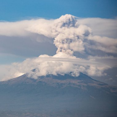 Meksika 'nın Puebla bölgesindeki Cholula şehrinden Popocatepetl volkanı manzarası.