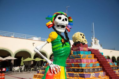 Cholula, Puebla, Meksika; 1 Kasım 2024: Ölüm Günü kutlamaları için renkli katrina figürleri Meksika kültüründen karakterleri temsil ediyor.