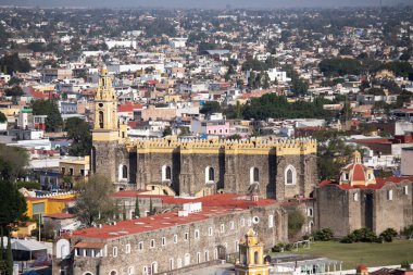 Cholula, Meksika; 1 Ocak 2025: Cholula kiliselerinin dini mimarisi.