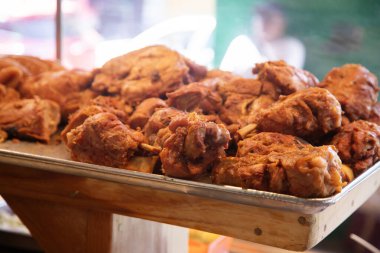 Markette meşhur Meksika usulü Carnitas tacolarını satan bir dükkan..