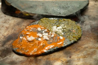 Kabak çiçeği, huitlacoche ve peynirli quesadilla. Meksika, Puebla 'daki Cholula pazarında geleneksel bir komal üzerinde mor mısırla yapılır..