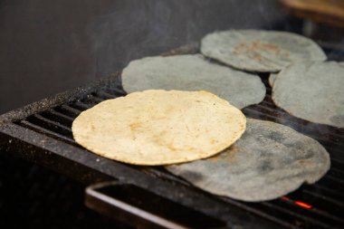 Kabak çiçeği, huitlacoche ve peynirli quesadilla. Meksika, Puebla 'daki Cholula pazarında geleneksel bir komal üzerinde mor mısırla yapılır..