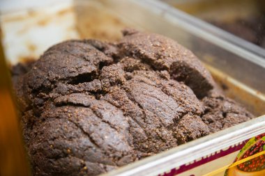 Atlixco, Puebla, Meksika; 1 Ocak 2025: Meşhur köstebek poblano 'sunu satan market tezgahı.