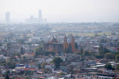 Cholula, Meksika 'dan Puebla şehrinin panoramik manzarası.
