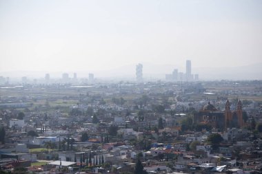Cholula, Meksika 'dan Puebla şehrinin panoramik manzarası.
