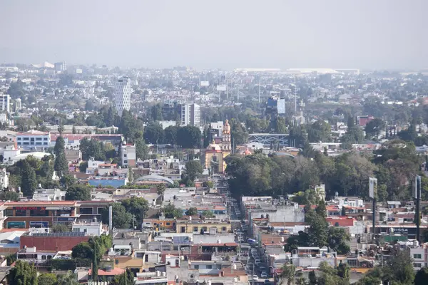 Cholula, Meksika 'dan Puebla şehrinin panoramik manzarası.