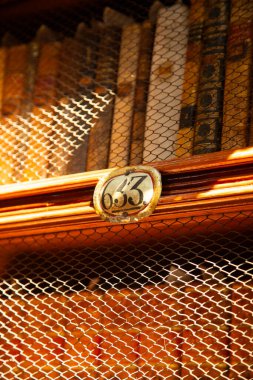 Puebla, Meksika, 1 Ocak 2025: 16. yüzyıldan kalma antik kitaplar ve ahşap detaylarla dolu Palafoxiana Kütüphanesi.