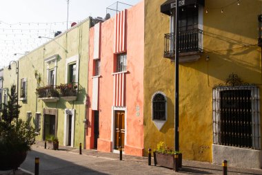 Puebla, Meksika, 1 Ocak 2025: Renkli sokaklar ve şehrin ve Meksika 'nın başkenti Puebla' nın sömürge binaları.