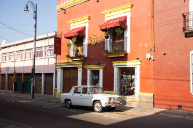 Puebla, Meksika, 1 Ocak 2025: Renkli sokaklar ve şehrin ve Meksika 'nın başkenti Puebla' nın sömürge binaları.
