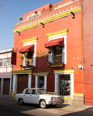 Puebla, Meksika, 1 Ocak 2025: Renkli sokaklar ve şehrin ve Meksika 'nın başkenti Puebla' nın sömürge binaları.