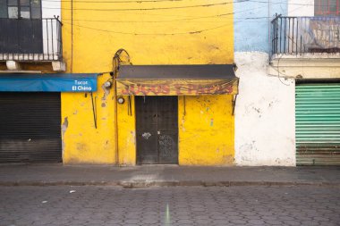 Puebla, Meksika, 1 Ocak 2025: Renkli sokaklar ve şehrin ve Meksika 'nın başkenti Puebla' nın sömürge binaları.