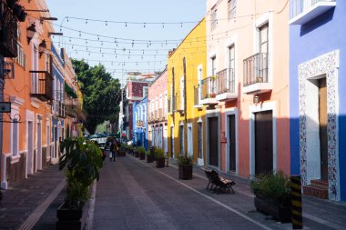 Puebla, Meksika, 1 Ocak 2025: Renkli sokaklar ve şehrin ve Meksika 'nın başkenti Puebla' nın sömürge binaları.