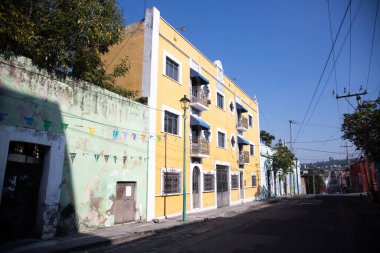 Puebla, Meksika, 1 Ocak 2025: Renkli sokaklar ve şehrin ve Meksika 'nın başkenti Puebla' nın sömürge binaları.
