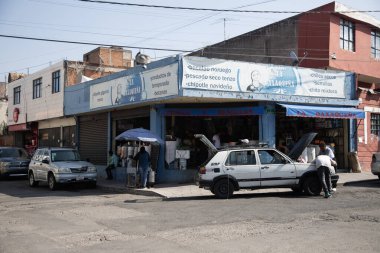 Puebla, Meksika, 1 Ocak 2025: Renkli sokaklar ve şehrin ve Meksika 'nın başkenti Puebla' nın sömürge binaları.