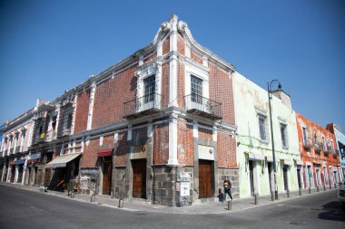 Puebla, Meksika, 1 Ocak 2025: Renkli sokaklar ve şehrin ve Meksika 'nın başkenti Puebla' nın sömürge binaları.