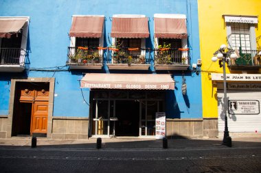 Puebla, Meksika, 1 Ocak 2025: Renkli sokaklar ve şehrin ve Meksika 'nın başkenti Puebla' nın sömürge binaları.