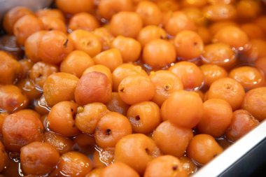 Puebla, Meksika 'daki 5 de Mayo belediye pazarında çeşitli meyve, incir, balkabağı, erik çeşitleri.