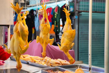 Meksika, Puebla 'da bir markette tavuk tezgahı..