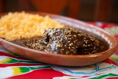 Puebla, Meksika 'nın Puebla şehrinden geleneksel bir yemek olan, içinde ben ve tavuk olan geleneksel kil çömlek tabağı. Mısır tortilla ile servis edilir..