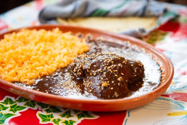 Puebla, Meksika 'nın Puebla şehrinden geleneksel bir yemek olan, içinde ben ve tavuk olan geleneksel kil çömlek tabağı. Mısır tortilla ile servis edilir..
