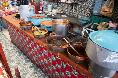 Meksika, Puebla 'daki 5 de Mayo pazarında köfteli, nopalli ve biberli geleneksel gıda tezgahı..