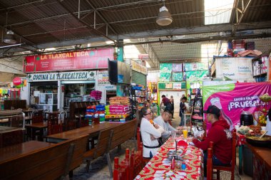 Puebla, Meksika; 1 Ocak 2025: Puebla 'da bir gıda pazarında çevre.