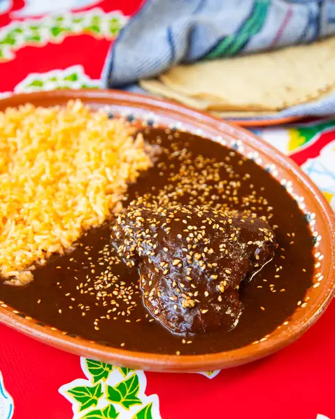 Puebla, Meksika 'nın Puebla şehrinden geleneksel bir yemek olan, içinde ben ve tavuk olan geleneksel kil çömlek tabağı. Mısır tortilla ile servis edilir..