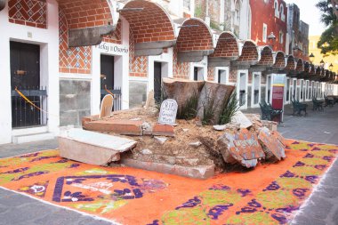 Meksika 'nın Puebla şehrinde Ölüler Günü' nü kutlamak için katrinalar ve dekoratif sunaklar..