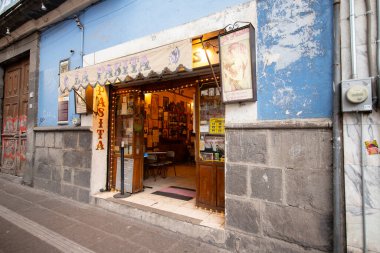 Puebla, Meksika; 1 Ocak 2025: Puebla 'daki ünlü Bar La Pasita, kuru üzüm ve peynirli likörüyle tanınıyor..