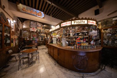 Puebla, Meksika; 1 Ocak 2025: Puebla 'daki ünlü Bar La Pasita, kuru üzüm ve peynirli likörüyle tanınıyor..