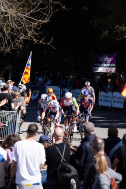 Barselona, İspanya; 1 Nisan 2025: Barcelona 'da bir spor müsabakasında profesyonel yol bisikletçileri yarışıyor.