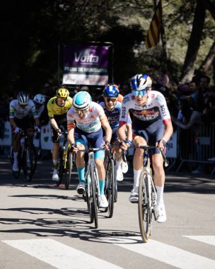 Barselona, İspanya; 1 Nisan 2025: Barcelona 'da bir spor müsabakasında profesyonel yol bisikletçileri yarışıyor.